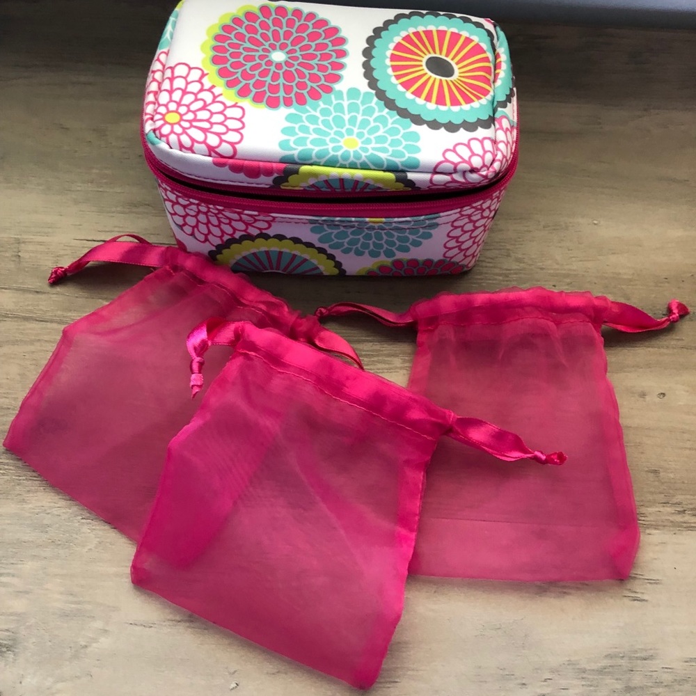 Thirty one jewelry holder